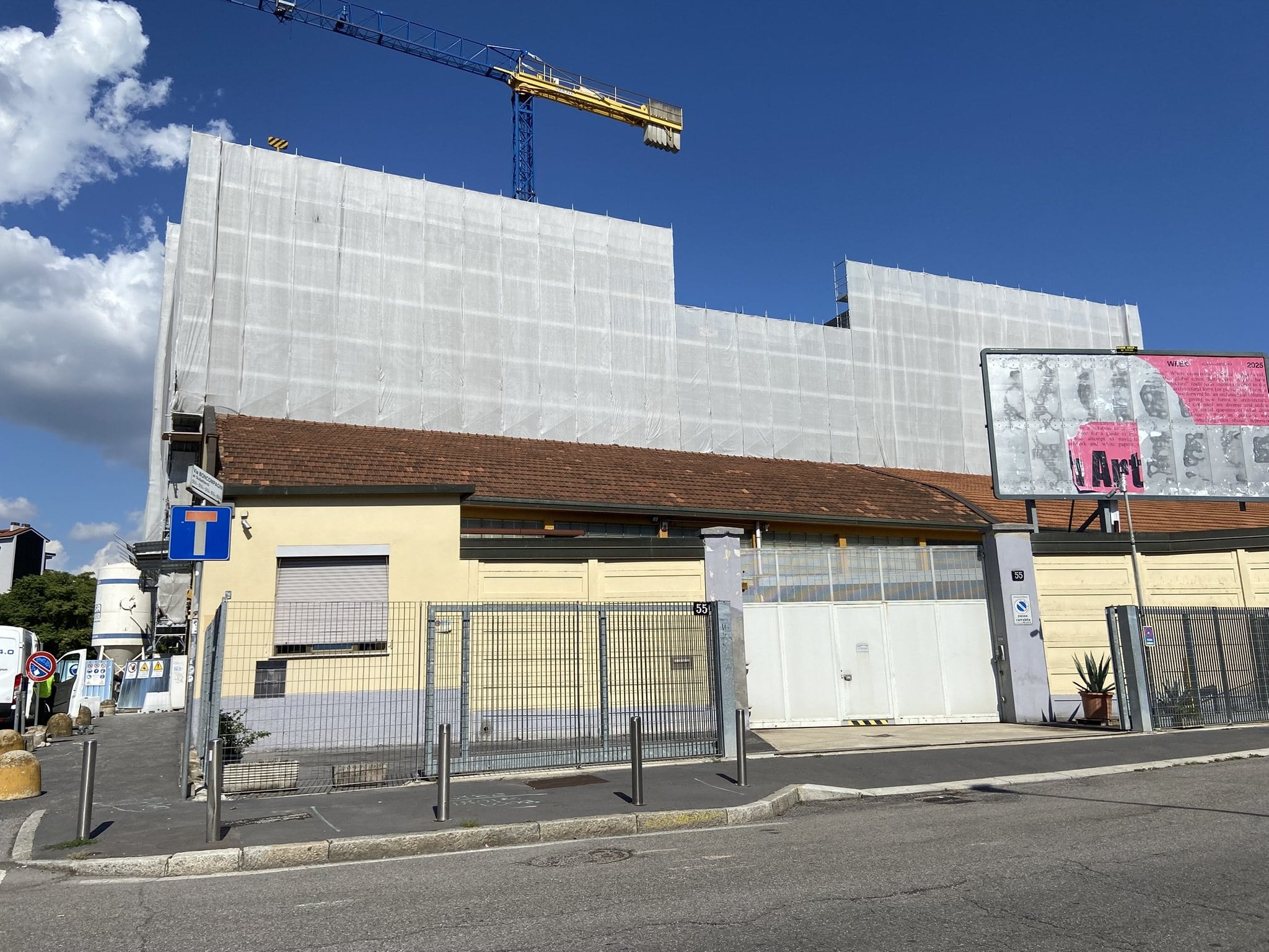 Via Boncompagni — Edificio residenziale durante la costruzione