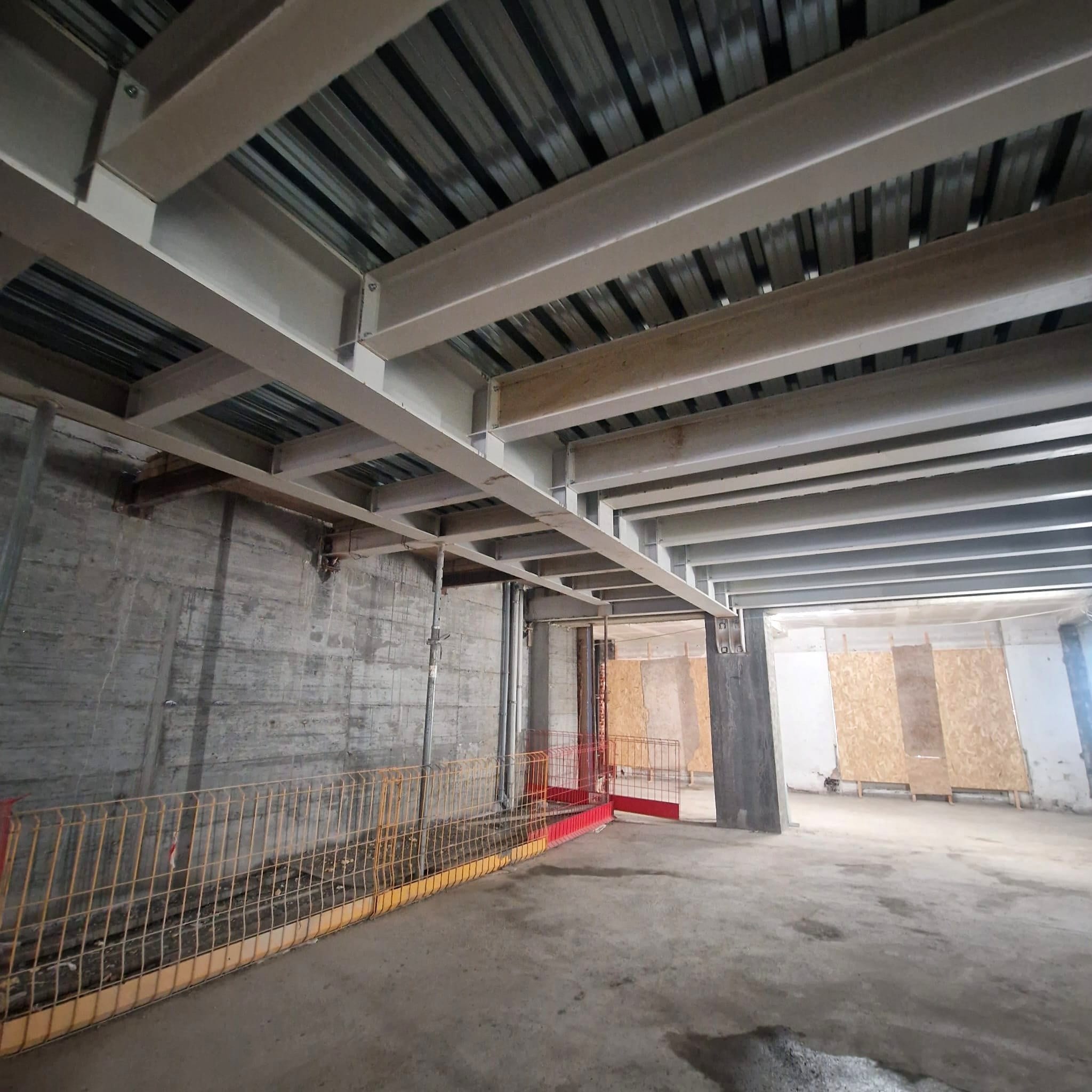 Via Gonzaga — Interno del cantiere e travi di copertura