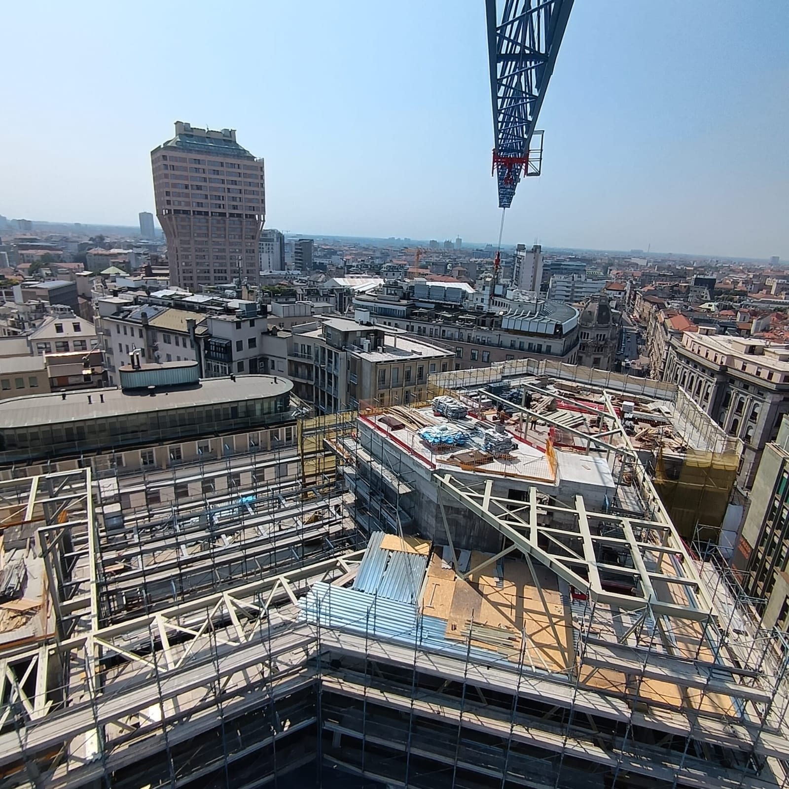 Via Gonzaga — Vista del cantiere in copertura su Milano